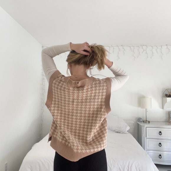 Checkered cream and brown sweater vest. Thrifted. Worn once. - Picture 4 of 6